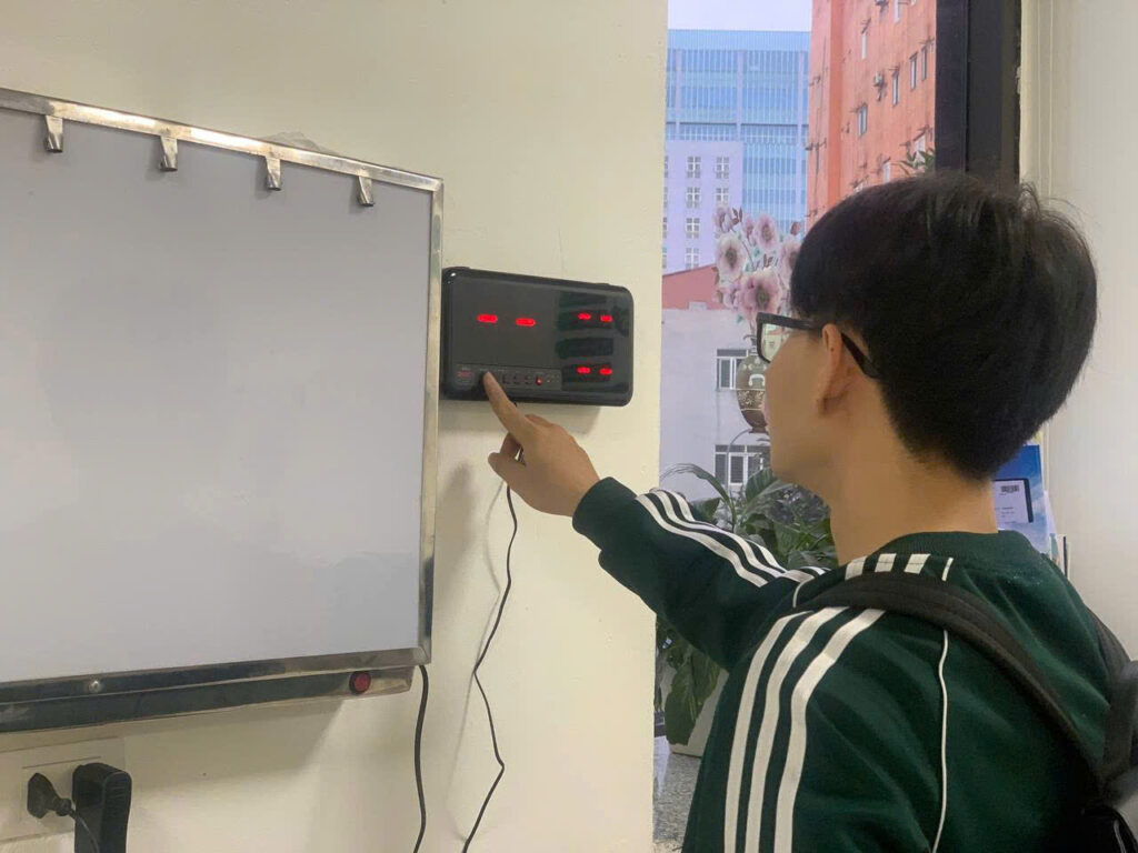 Bệnh nhân đang sử dụng nút chuông gọi y tá đầu giường thuộc hệ thống soltbell bệnh viện TNH Phổ Yên